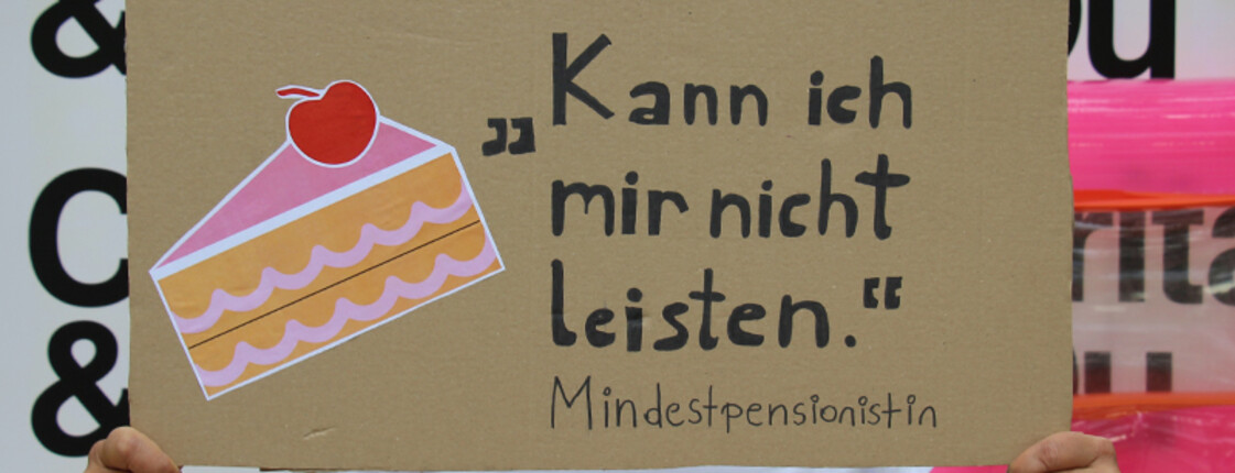 Mindestpensionistin mit Schild auf dem steht: "Kann ich mir nicht leisten"