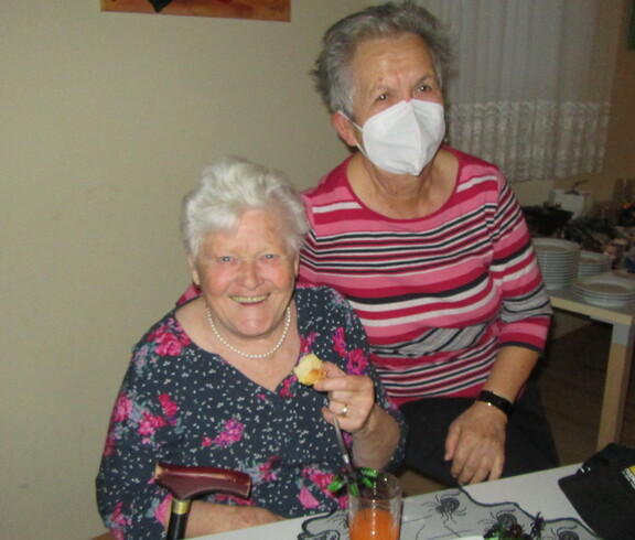 Unsere Bewohner*innen und Mitarbeiter*innen bei der Halloweenparty im Caritas Haus Elisabeth in Rechnitz.