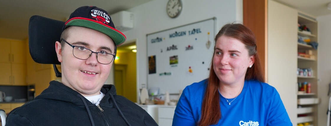 Bewohner beim Basteln Haus Lisa Ein Bewohner und eine Betreuerin beim Basteln mit Ton. Beide lächeln.