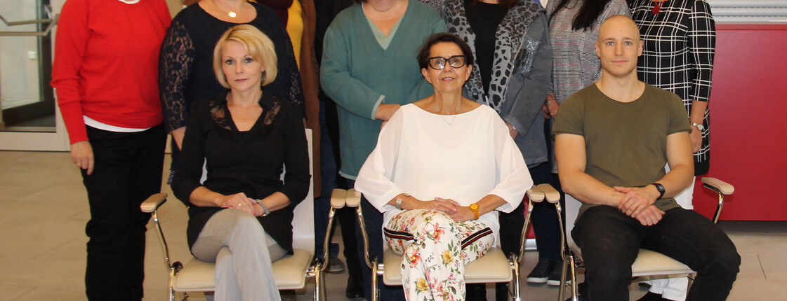 Gruppenfoto der neuen Caritas MitarbeiterInnen mit Caritas Direktorin Edith Pinter