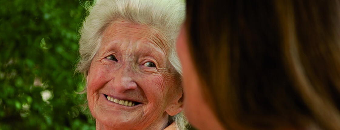 Seniorin mit Personenbetreuerin