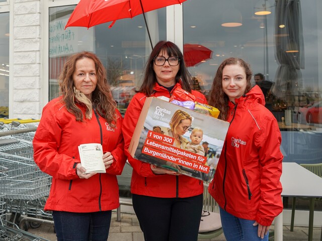 Caritas Direktorin Melanie Balaskovics und zwei Kolleginnen aus dem Bereich Beratung & Hilfe stehen mit einem Lebensmittelpaket vor einer Billa Filiale.