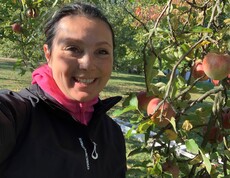 Caritas Direktorin Melanie Balaskovics bei der Apfelernte