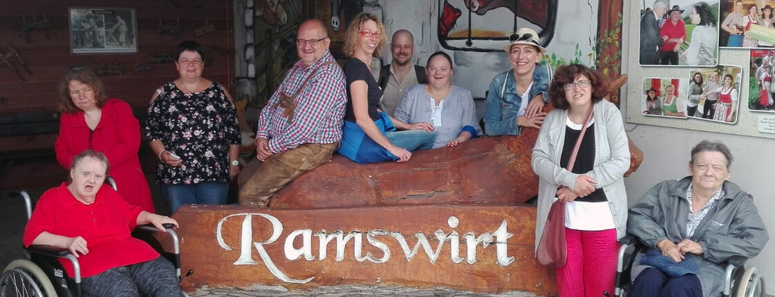 Gruppenfoto des Caritas Haus Vitus beim Urlaub am Bauernhof Ramswirt in der Steiermark