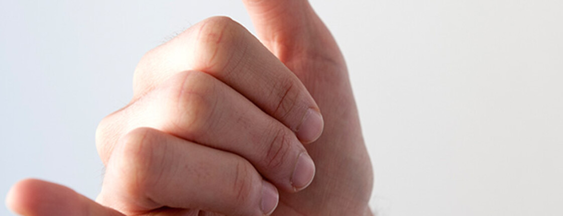 Detailaufnahme zweier Hände, die die Gebärde „Ja“ in der Gebärdensprache ausführen