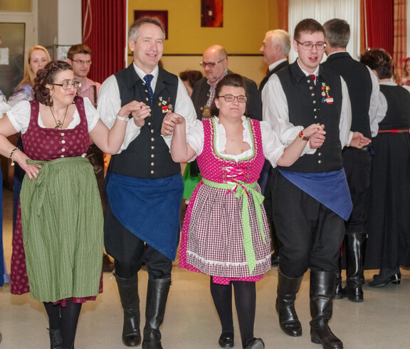 Einige Bewohnerinnen des Caritas Haus Vitus tanzen am Ball.