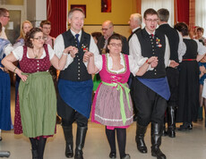 Einige Bewohnerinnen des Caritas Haus Vitus tanzen am Ball.