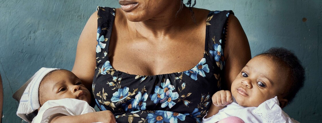 Eine Mutter im Caritas Ernährungszentrum in der DR Kongo