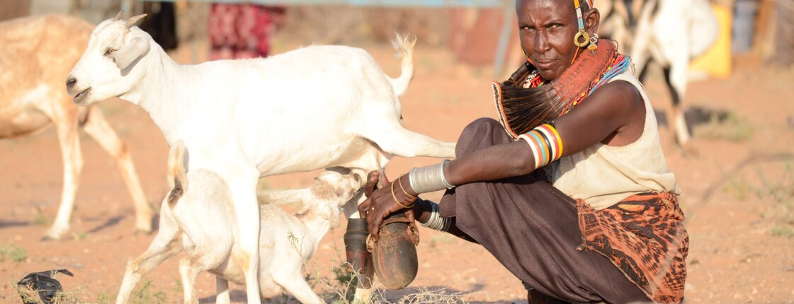 Frau mit Ziege in Afrika, Kenia