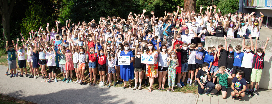 Alle Schüler*innen der ersten und zweiten Klassen vom Gymnasium Wolfgarten in Eisenstadt beim Caritas Laufwunder 2021