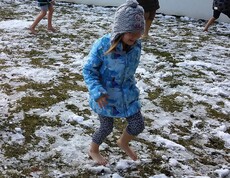 Kinder aus dem Caritas Kindergarten Unterfrauenhaid laufen barfuß im Schnee zum Kneippen.
