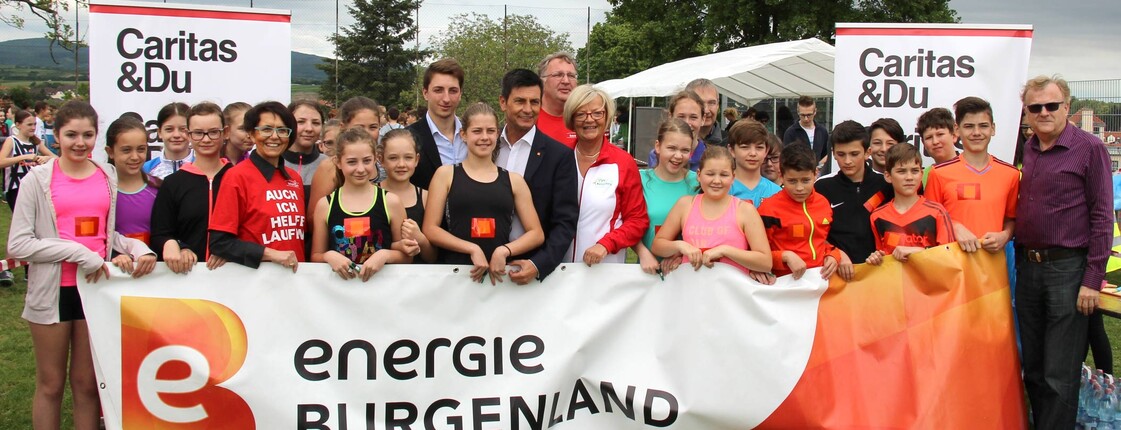 Rund 600 SchülerInnen starteten beim Caritas LaufWunder im BG/BRG Mattersburg am 25. Mai und wurden von vielen Promis unterstützt.
