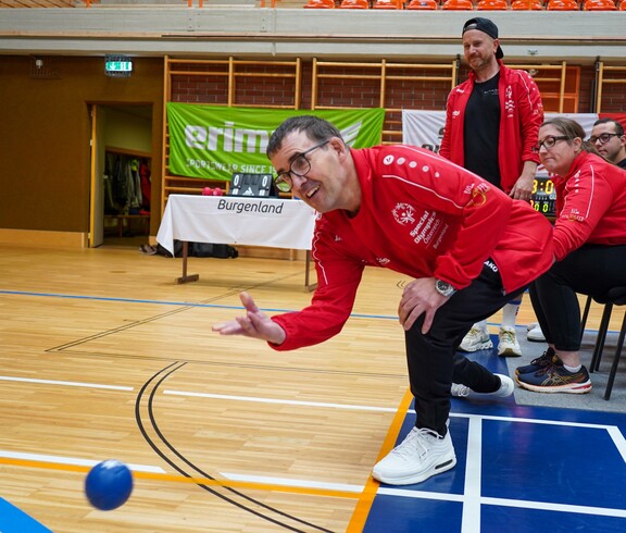 Ein Bewohner wirft einen Ball beim Special Olympics Bewerb.