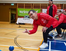 Ein Bewohner wirft einen Ball beim Special Olympics Bewerb.