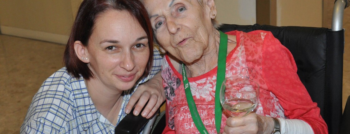 Eine Bewohnerin mit einer Mitarbeiterin beim Neujahrsempfang im Caritas Haus Elisbeth in Rechnitz.