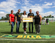 Spenden Übergabe BILLA Cup mit Vertriebsdirektor und Vertriebsleiter und Caritas Direktorin Melanie Balaskovics 