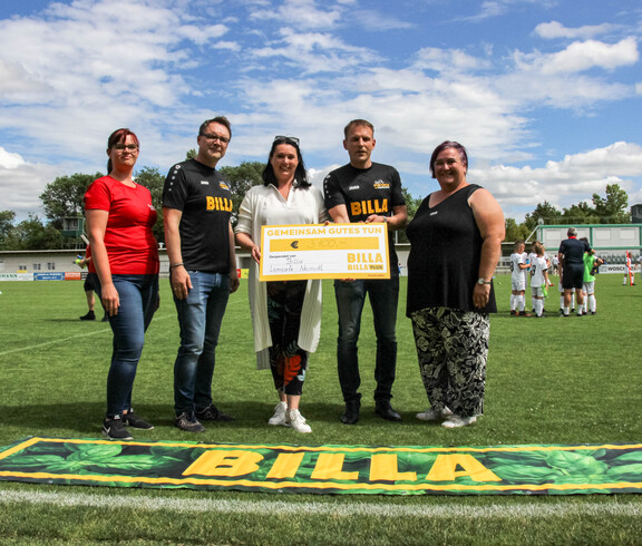 Spenden Übergabe BILLA Cup mit Vertriebsdirektor und Vertriebsleiter und Caritas Direktorin Melanie Balaskovics 