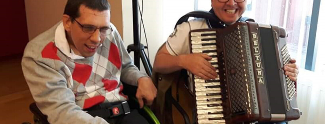 Zwei Bewohner spielen mit der Ziehharmonika