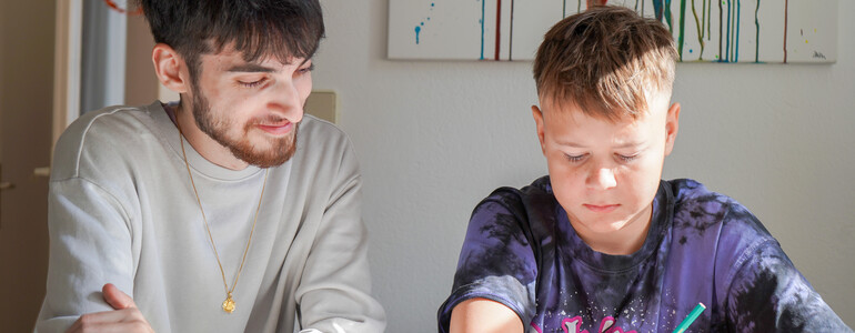 Ein Lehrer und ein junger Schüler beim Nachhilfeunterricht. 
