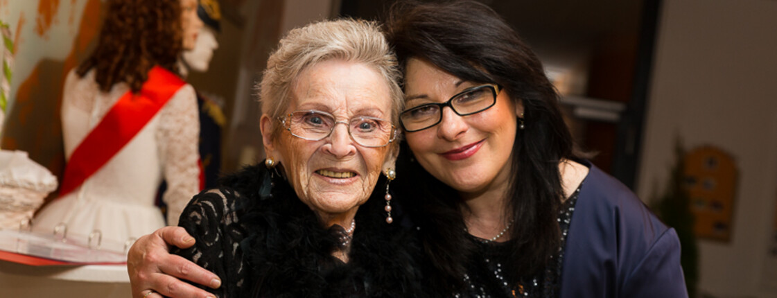 Ballbesucherinnen beim Ball der Melodien im Haus St. Teresa
