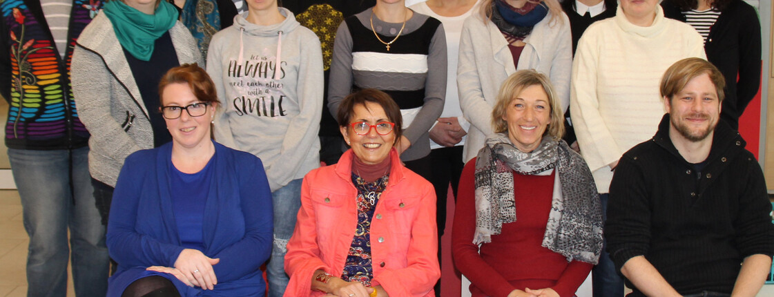 Gruppenfoto mit den neuen Caritas MitarbeiterInnen und Caritas Direktorin Edith Pinter