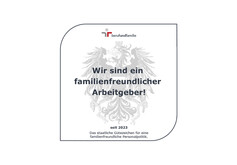 Siegel.   Wir sind ein familienfreundlicher Arbeitgeber steht auf dem Siegel mit dem Österreichischem Adler im Hintergrund.