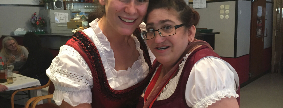 Eine Bewohnerin aus dem Caritas Haus Vitus tanzt mit einem Gast am Ball.