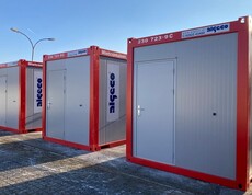 Drei Caritas Zufluchtsdorf Container mit Eingangstüre. 