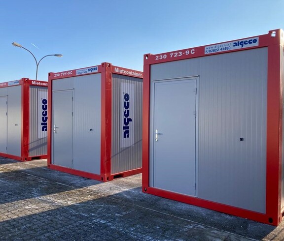 Drei Caritas Zufluchtsdorf Container mit Eingangstüre. 