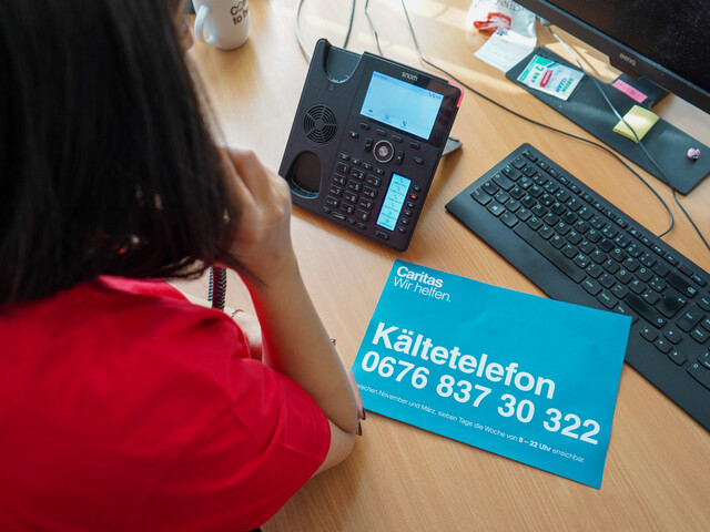 Eine Caritas Mitarbeiterin telefoniert im Kältetelefon Büro.