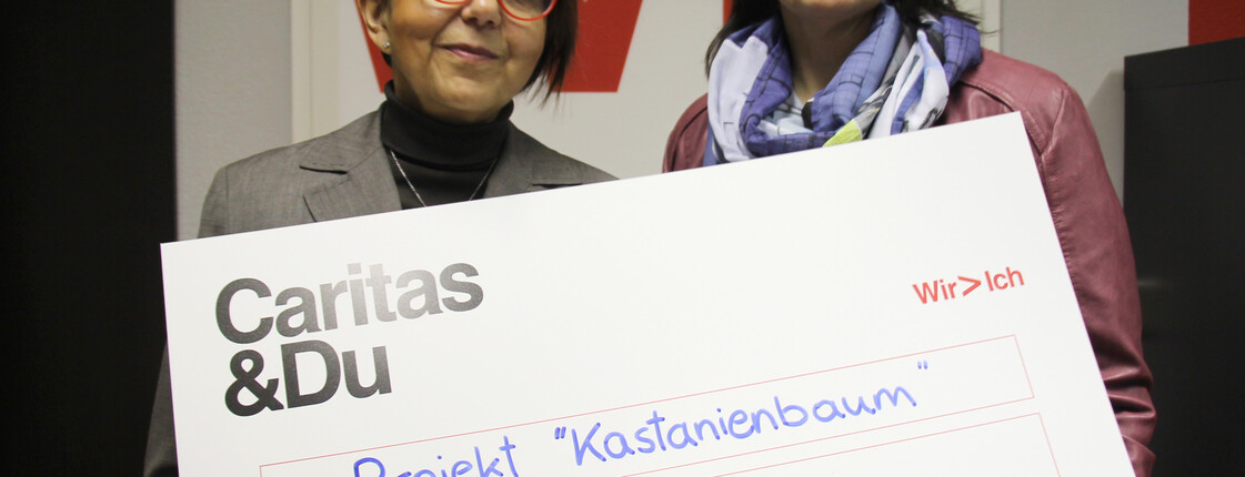 Caritas Direktorin Edith Pinter und Beate Köller, GF Caritas Kindergärten bei der Spendenübergabe des Projekts "Der alte Kastanienbaum"