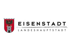Logo.   Neben dem rotem Wappen mit einem Adler auf einer Burg, steht der Eisenstadt Schriftzug.