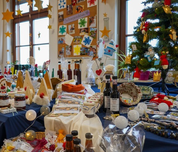 Selbst gemachte Produkte und Weihnachtsdekoration.
