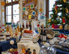 Selbst gemachte Produkte und Weihnachtsdekoration.