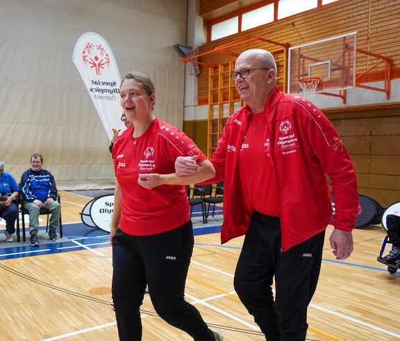 Ein Bewohner und eine Betreuerin machen gemeinsam Sport bei den Special Olyympics.