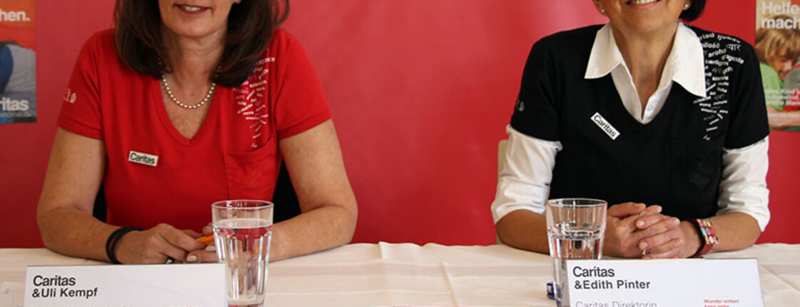 Edith Pinter und Uli Kempf am Podium der Pressekonferenz