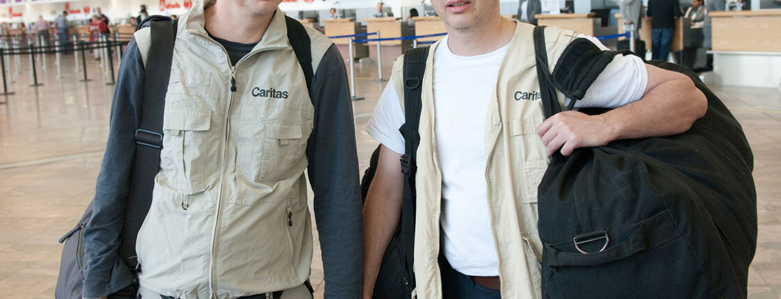 Caritashelfer Zinggl und Preindl am Flughafen
