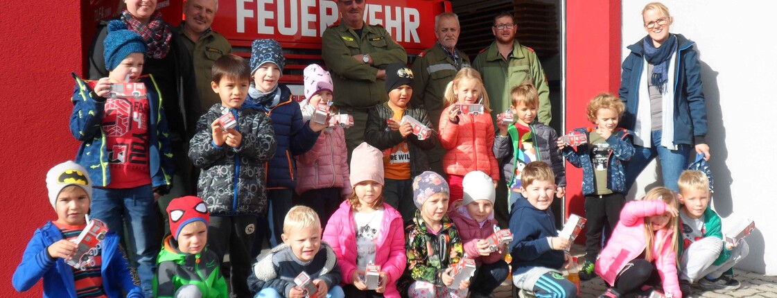 Gruppenfoto der Kindergartenkinder vom Caritas Kindergarten Ollerdorf vor einem Feuerwehrauto