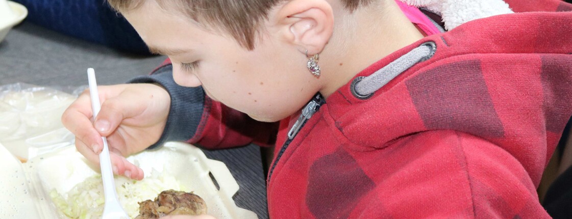 Cristina bekommt Mittagessen im Caritas Kinderzentrum in Cenade, Rumänien.