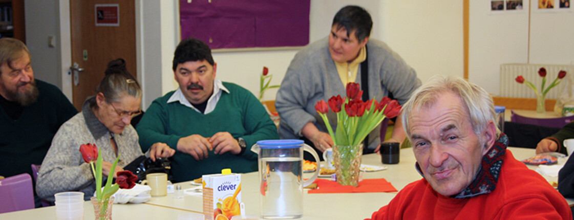 Menschen in einer Wärmestube