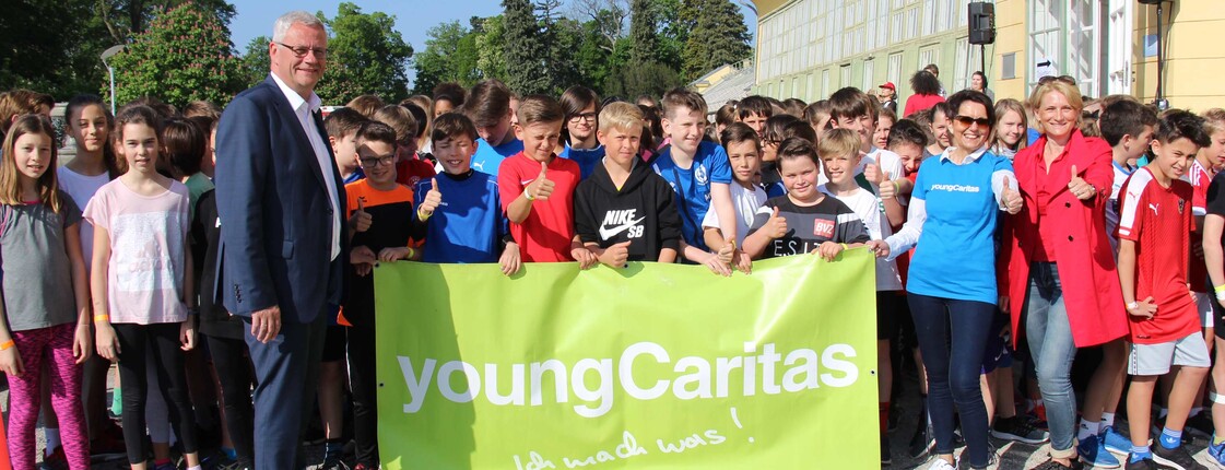 Gruppenfoto vor dem Startschuss des Caritas LaufWunders in Eisenstadt