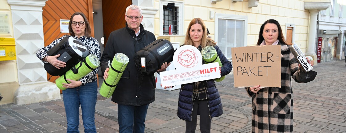 Helfen in der kalten Jahreszeit: Petra Parsons von der Sozialabteilung, Steiner, Wisak und Balaskovics (v. li.)