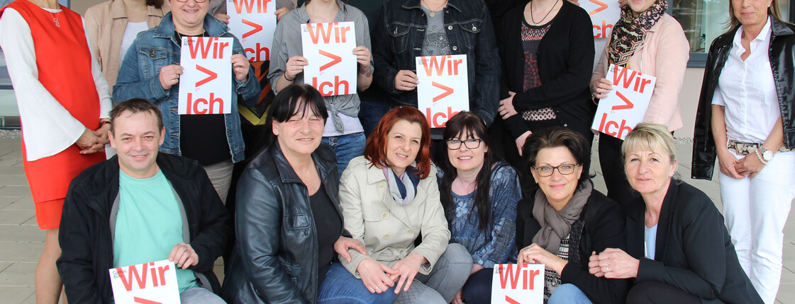 Gruppenfoto der neuen Caritas MitarbeiterInnen beim Begrüßungstag mit Caritas Direktorin Edith Pinter
