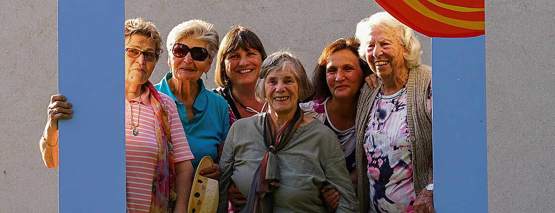Gruppenfoto unserer Bewohner*innen vom 100 Jahre Burgenland Fest im Caritas Haus St. Nikolaus in in Neusiedl am See.