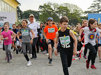 Die Kinder laufen zum Startschuss des Laufwunders in Eisenstadt los.