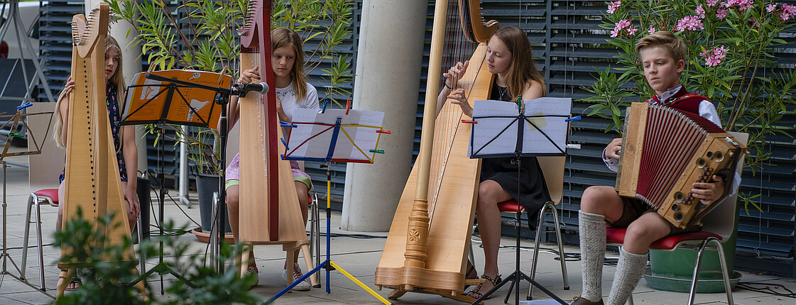  Caroline Kiesl, Marlene Kiesl und Aurelia Merkatz an der Harfe. Begleitet wurden sie von Lorenz Kiesl an der Ziehharmonika. Harfenkonzert im Caritas Haus St. Martin in Eisenstadt 2021.