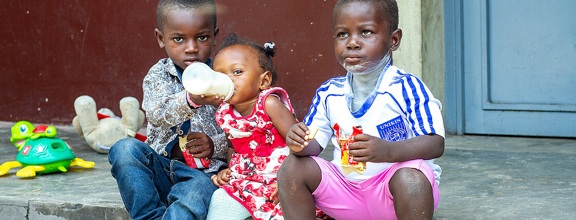 Drei Kinder in einem Waisenhaus in N’sele, das die Schwestern neben dem Ernährungzentrum gründeten.