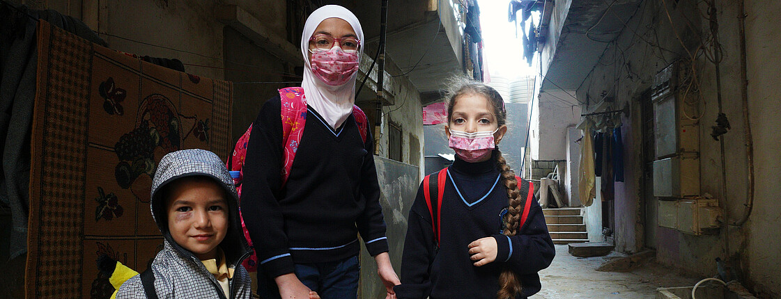 Jasina mit ihren Geschwistern auf dem Weg zur Schule.