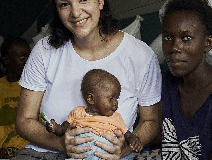 Caritas Mitarbeiterin im Caritas Babyzentrum im Kongo