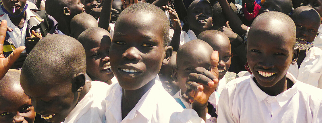 Fröhliche Kinder aus unserer Schule im Südsudan.